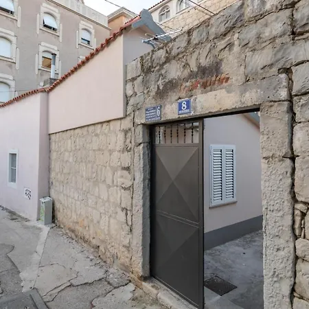 Modesty Apartment Split